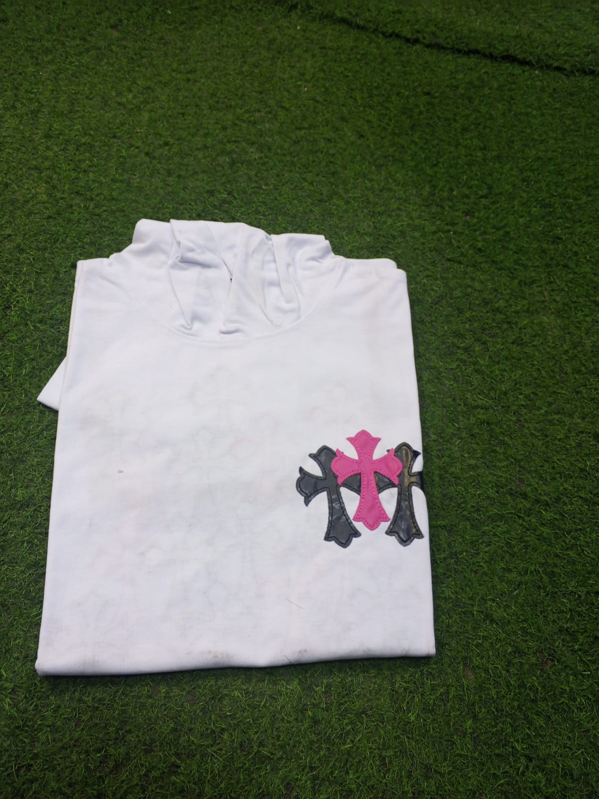  A solid white knit fabric base,